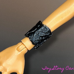 Monster High Rochelle Goyle ~ Signature 1st Wave, Among Classes ODER Boo-riginal Creeproduction ODER Zombie Shake ~ Schwarzes Armband