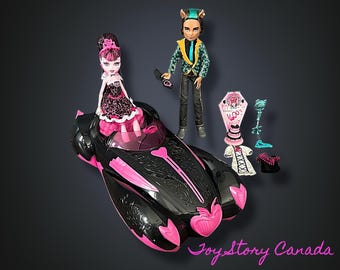 Draculaura y Clawd Wolf ¡Dulces 1600 con auto Roadster!
