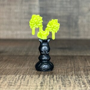Monster High Scaris City of Frights Cafe Cart Playset ~ Czarny wazon Żółte kwiaty