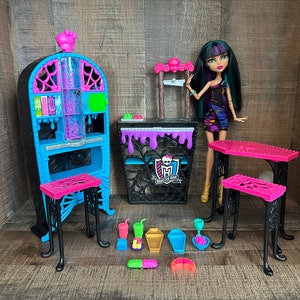 Monster High Social Spots Creepateria Spielset mit Cleo de Nile Puppe
