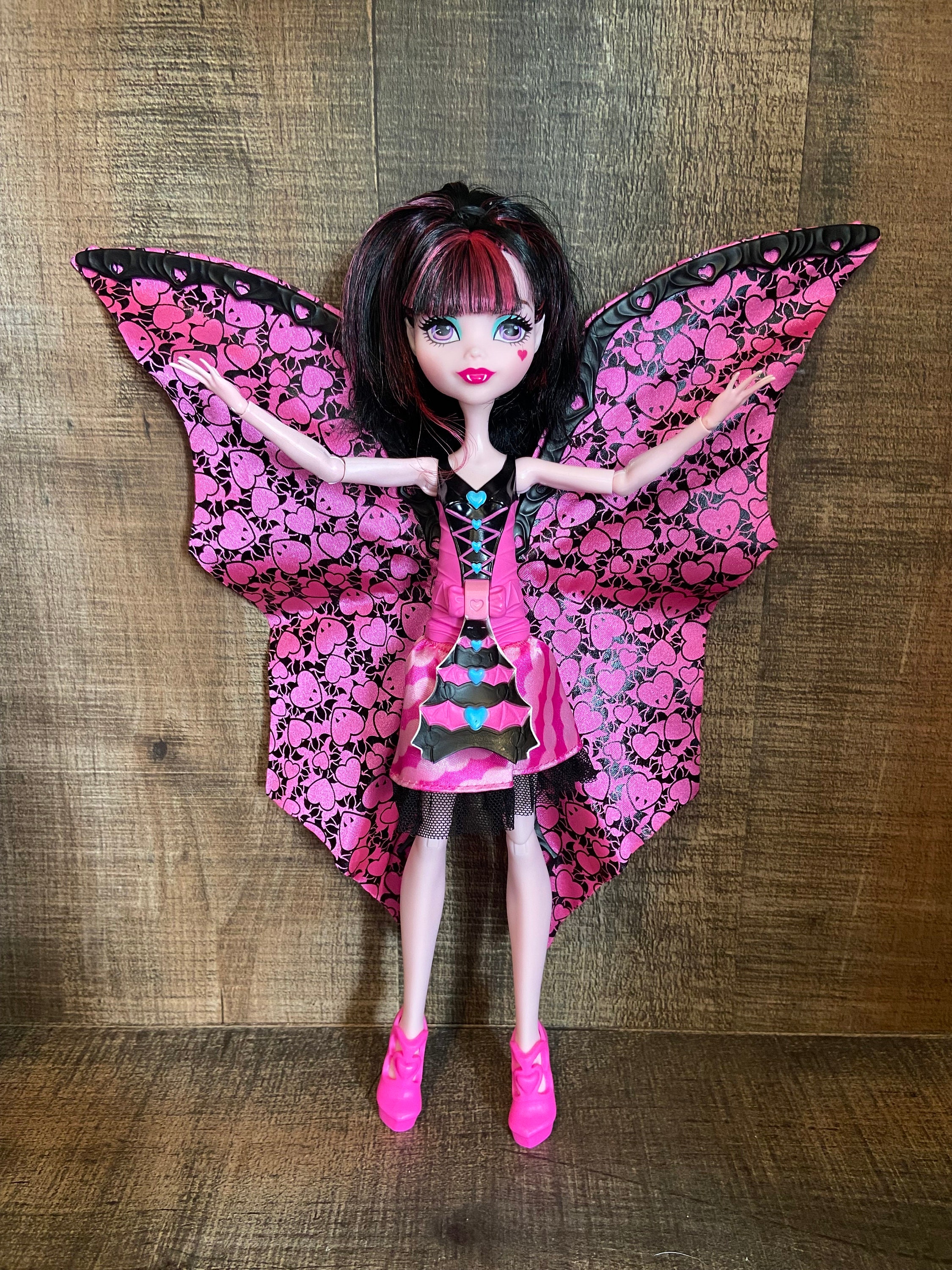 Monster High Ghoul-To-Bat Transformation Draculaura Doll 