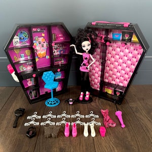 Draculaura Draculocker avec poupée et accessoires !