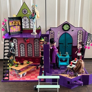 Monster High Original High School Playset (dolls and pets not included)