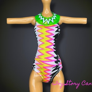 Monster High Venus McFlytrap ~ Clase de natación, ¡A chapotear!, Bestias de la playa ~ Traje de baño rosa con estampado de zigzag