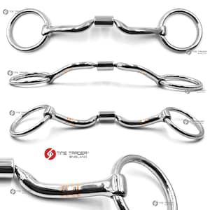 Op de afbeelding: Een zilveren paardenbit met een geledere mondstuk en twee ronde ringen. Het bit heeft een koperen inleg op het mondstuk.