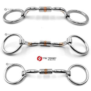Op de afbeelding: Drie zilveren paardenbitten met koperen accenten. De bitten hebben een dubbel scharnierend ontwerp met twee ringen aan elk uiteinde.