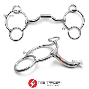 Könnte beinhalten: Zwei silberne Pferdegebisse, eines mit einem einzelnen Ring und das andere mit einem Doppelring. Beide Gebisse haben ein gebogenes Mundstück und ein Gelenkdesign.