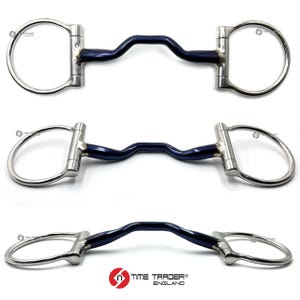 Pode incluir: Três freios de cavalo em aço inoxidável com um bocal curvo azul escuro. Cada freio tem um anel em D em cada lado. A marca "TIME TRADER ENGLAND" está impressa em vermelho e preto na parte inferior da imagem.
