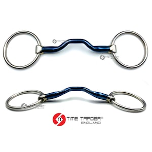 Könnte beinhalten: Blaues Titan-Pferdegebiss mit zwei Ringen. Das Gebiss hat eine gebogene Form und ist für den Einsatz beim Reiten konzipiert.