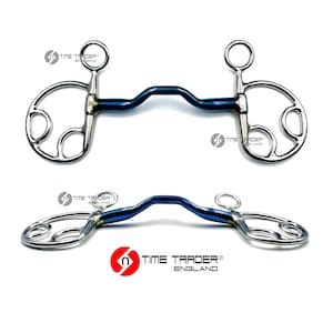 Pode incluir: Um freio de cavalo azul e prateado com um bocal curvo e laterais arredondadas. O freio tem um acabamento polido e é projetado para uso equestre. A marca "TIME TRADER ENGLAND" é visível.