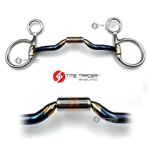 Op de afbeelding: Een blauw en zilveren paardenbit met een koperen roller. Het bit heeft aan de ene kant een losse ring en aan de andere kant een vaste ring. Het bit is gemaakt door Time Trader England.