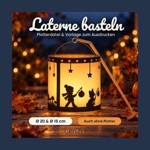 Può includere: Una lanterna cilindrica di carta con una calda luce interna, caratterizzata da sagome nere ritagliate di un bambino e una volpe che portano lanterne sotto stelle pendenti. Il testo recita "Laterne basteln", "Plotterdatei & Vorlage zum Ausdrucken", "Ø 20 & Ø 15 cm", "Auch ohne Plotter" e "MilaBoo".