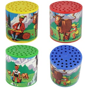 Könnte beinhalten: Vier farbenfrohe, zylindrische Spieluhren mit perforierten Oberseiten. Jede Box zeigt eine andere Szene: einen Mann, der ein Instrument spielt, eine Kuh, die gemolken wird, einen Jungen mit Eimern und eine Kuh, die gemolken wird. Die Boxen sind gelb, rot, grün und blau.