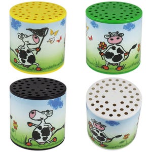 Könnte beinhalten: Vier zylindrische Behälter mit perforierten Deckeln. Jeder Behälter zeigt eine Cartoon-Kuh-Illustration auf blauem Himmel mit grünem Gras. Die Deckel sind gelb, grün, schwarz und weiß. Die Kühe sind in verschiedenen Posen.