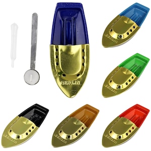 Könnte beinhalten: Eine Sammlung von Wachssiegelstempeln in verschiedenen Farben, darunter Blau, Grün, Rot, Schwarz und Orange. Jeder Stempel hat eine goldfarbene Basis mit dem geprägten Wort "BERLIN". Zubehör: ein Löffel, eine Kerze und eine Pipette.