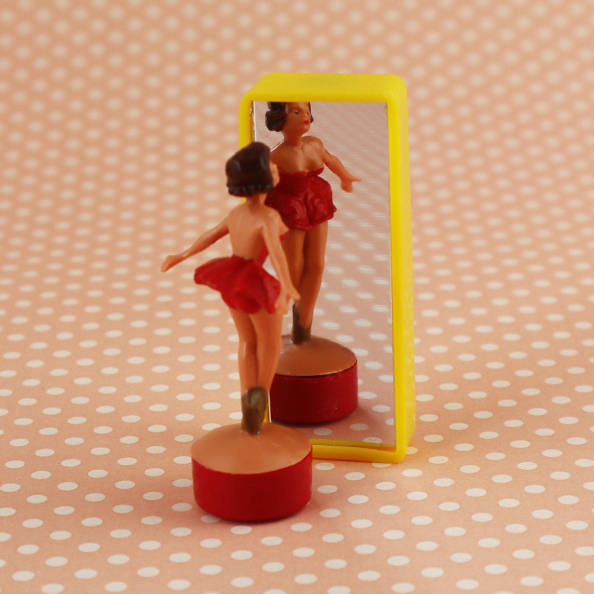 Magnetic Dancing Dolls - Ballerina - Dance Captain - Brown Red