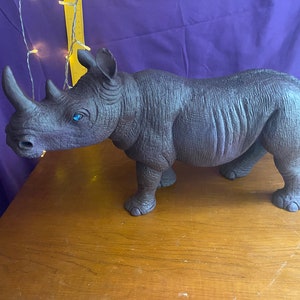 Scultura di rinoceronte viola