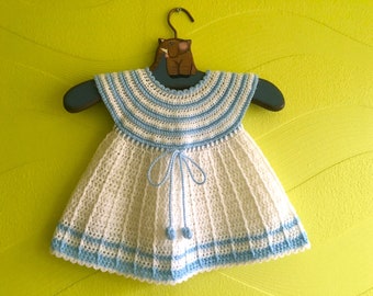 Vintage Baby Mädchen Strickkleid in Weiss und Hellblau, 90er Jahre Kurzarm Strickkleid, 6-9 Monate Mädchen Outfit