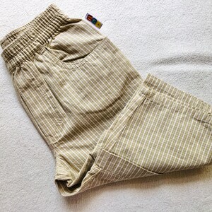 K&ouml;nnte beinhalten: Beigefarbene, gestreifte Shorts mit Kordelzugbund und einer kleinen Tasche vorne.