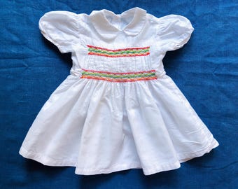 Vintage gesmokte babyjurk, 4-6 maanden babymeisje zomerjurk, witte jurk met kleurrijk borduurwerk, rokjurk met ruches, jaren 80 kleding