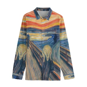 Puede incluir: Camisa de manga larga con botones, con una impresión de "El Grito" de Edvard Munch. La obra de arte representa una figura con la boca muy abierta sobre un fondo arremolinado de colores naranja, azul y amarillo. La camisa tiene cuello clásico.