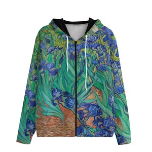 Puede incluir: Una sudadera con capucha negra con cremallera que presenta una impresión a todo color de la pintura Iris de Vincent van Gogh. La impresión presenta iris azules, hojas verdes y un fondo amarillo.