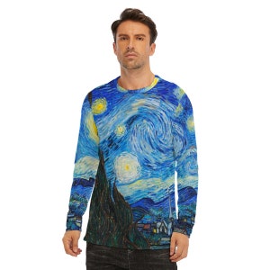 Op de afbeelding: Een longsleeve shirt met een blauwe en gele print van Vincent van Gogh's schilderij "De Sterrennacht".