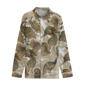 Puede incluir: Una camisa abotonada de manga larga con un estampado repetido de pavos en tonos marrones, beige y blanco. La camisa tiene cuello y un corte clásico. Las ilustraciones de pavos crean un diseño único, inspirado en la naturaleza.
