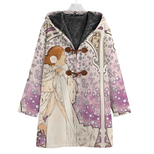 Peut inclure: Un manteau à capuche à manches longues avec un imprimé floral violet et blanc. Le manteau a une fermeture à boutons et une doublure en polaire.