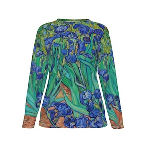 Può includere: Una maglietta a maniche lunghe con una stampa colorata di iris blu e foglie verdi. La stampa ricorda un famoso dipinto.