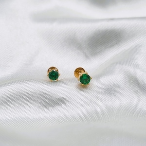 22k solid gold ear studs / stud earrings with Green cubic zirconia