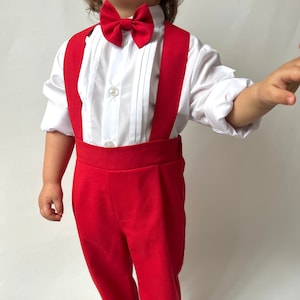 Rode outfit met jarretels voor jongens: set doopringdrager