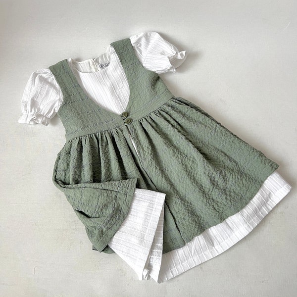 Robe deux pièces en coton doux superposé pour filles, robe blanche à manches courtes avec nœud sur le devant, ensemble de chalet chasuble détaillé, look tablier vert sauge pour tout-petits