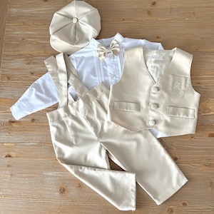 Traje formal personalizado con letras bordadas para niño, 5 piezas, color crudo, con tirantes, sombrero, pajarita, chaleco y camisa blanca. Conjunto personalizado para niño pequeño.