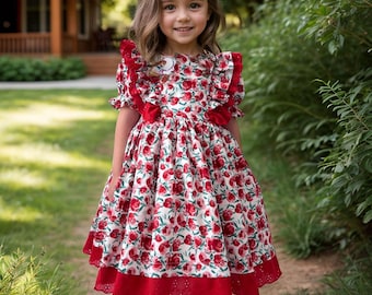 Rode zomerjurk met bloemen voor meisjes: cottage-outfit met ruches aan de mouwen