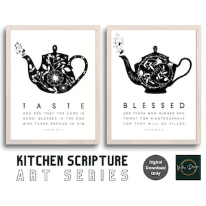 Könnte beinhalten: Zwei schwarz-weiße druckbare Kunstdrucke mit einer Teekanne mit floralen Designs und Bibelversen. Der erste Druck lautet "Schmeckt und seht, dass der Herr gut ist; wohl dem, der sich bei ihm schützt. Psalm 34,8." Der zweite Druck lautet "Selig sind, die da hungern und dürsten nach der Gerechtigkeit; denn sie sollen satt werden. Matthäus 5,6."