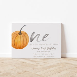 以下が含まれることがあります： 白い背景に水彩の南瓜と灰色の「1」が描かれています。テキストは「Join us as we celebrate our little pumpkin Connor's First Birthday, March 1 18th 2PM, 123 Anywhere Street, Any City, RSVP to Megan at 123-456-7890」です。