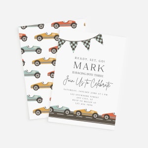 Op de afbeelding: Een verjaardagsuitnodiging met een raceautothema. De uitnodiging is wit met een bruine weg en drie kleurrijke raceauto's. De tekst luidt "Klaar. Start. Go! Mark wordt drie. Vier mee met ons. Zaterdag 23 januari om 13:00 uur. 123 Anywhere Street. Any City, ST. RSVP naar Megan op 123-456-7890."