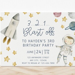 Può includere: Un'illustrazione di un astronauta con una tuta spaziale bianca e blu, con un razzo e stelle su uno sfondo bianco. Il testo recita "3...2...1... Blast off To Hayden's 3rd Birthday Party June 24 | 3-6 123 Anywhere Street Any City, 123456 RSVP to Megan at 123-456-7890".