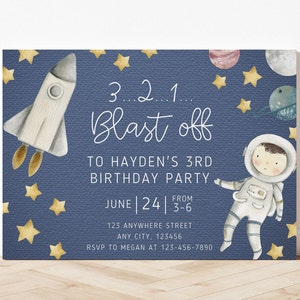 Può includere: Un invito a una festa di compleanno a tema spaziale, di colore blu e oro, con un razzo, un astronauta e stelle. Il testo recita "3...2...1... Blast off to Hayden's 3rd Birthday Party June | 24 | 3-6 123 Anywhere Street Any City, 123456 RSVP to Megan at 123-456-7890"