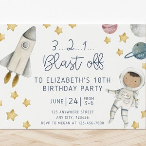 Può includere: Un invito a una festa di compleanno a tema spaziale. L'invito presenta un razzo, un astronauta e stelle. Il testo sull'invito recita: "3...2...1... Blast off to Elizabeth's 10th Birthday Party June|24| From 3-6 123 Anywhere Street Any City, 123456 RSVP to Megan at 123-456-7890"