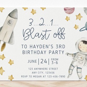 Può includere: Un invito a una festa di compleanno a tema spaziale con un'illustrazione ad acquerello di un razzo, un astronauta e stelle. Il testo recita "3.2.1. Blast off to Hayden's 3rd Birthday Party" con la data, l'ora e le informazioni RSVP.