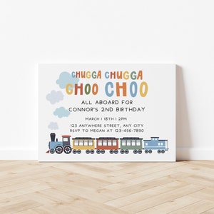 ¡Chugga Chugga Choo Choo! ¡Mira quién cumple dos años! Invitación de cumpleaños de tren editable, invitación de tren moderna, Canva, horizontal.