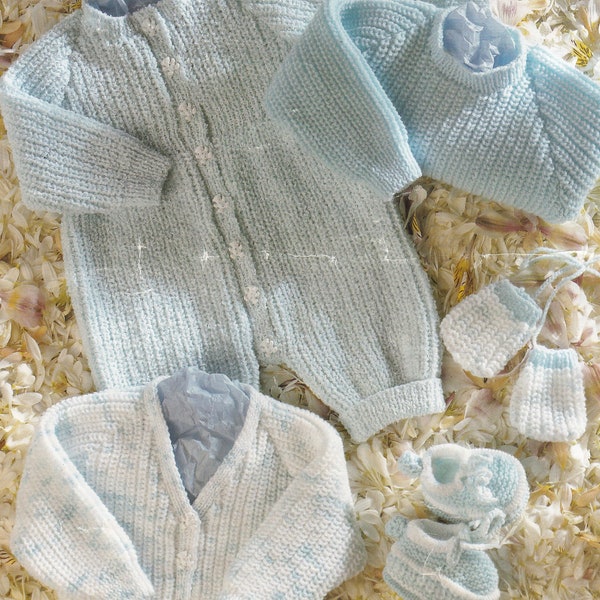 Patrón de tejido para un conjunto muy lindo de bebé niño: todo en uno, suéter, cárdigan, guantes y zapatillas deportivas.