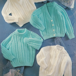 Könnte beinhalten: Vier gestrickte Pullover im Bild. Zwei sind weiß und zwei türkis. Ein weißer Pullover ist ein V-Ausschnitt, der andere eine Strickjacke mit Knöpfen. Die türkisfarbenen Pullover umfassen einen Rundhalsausschnitt und eine Strickjacke mit Knöpfen.
