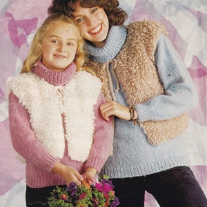 Peut inclure: Deux personnes portant des pulls roses et bleus avec des gilets en fourrure blanche et beige. La personne à gauche tient un panier de fleurs.