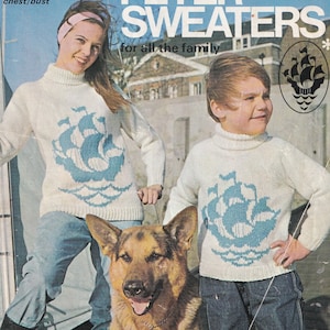 Könnte beinhalten: Vintage-Bild von zwei Personen und einem Hund in passenden weißen Pullovern mit blauem Segelboot-Design. Die Pullover haben einen Rollkragen. Der Text lautet "PETER SWEATERS for all the family". Brustumfang/Brustumfang 66-104 cm.