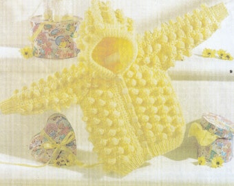 Joli cardigan à capuche aran au crochet et modèle de tricot pour bébé fille ou garçon au point de pop-corn - à partir de 34 pouces de poitrine