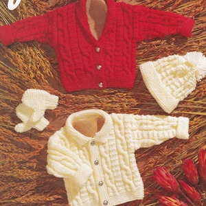 Könnte beinhalten: Zwei gestrickte Baby-Cardigans, einer rot und einer weiß, mit passenden Mützen und Fäustlingen. Die Cardigans haben ein Zopfmuster und Knopfverschlüsse.