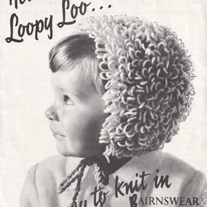 Puede incluir: Una imagen en blanco y negro de un niño que lleva un gorro de crochet blanco. El gorro está hecho con un punto de bucle. El texto "Here we go Loopy Lov..." está en la parte superior de la imagen. El texto "easy to knit in AIRNSWEAR courtelle double knitting" está en la parte inferior de la imagen.
